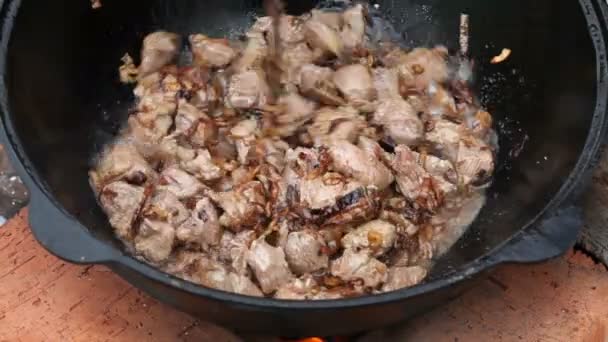 Pilaffris, gröt, plov, ris med kött i stekpanna. Tillagningen — Stockvideo