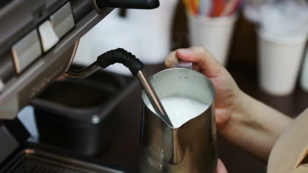 Наливая молоко, бариста готовит латте с паром, кофеварка — стоковое видео