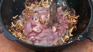 Pilav, pilav, plov, pirinç ile tavada et. Pişirme işlemi