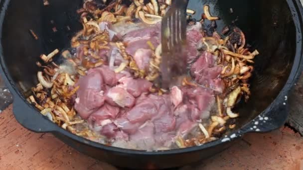 Pilaf, pilaw, plov, arroz com carne na panela. Processo de cozedura — Vídeo de Stock