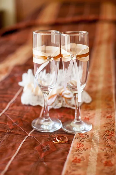 Óculos de casamento decorados para noiva e noivo. Conceito de casamento — Fotografia de Stock