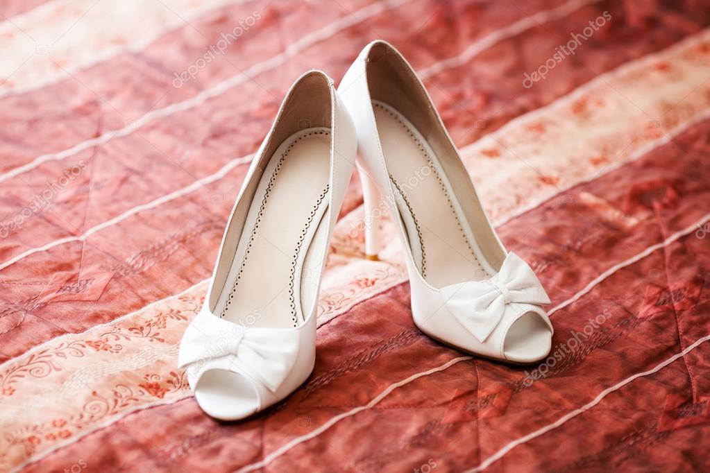 zapatos de novia blanco en sofá rojo. concepto de matrimonio — foto