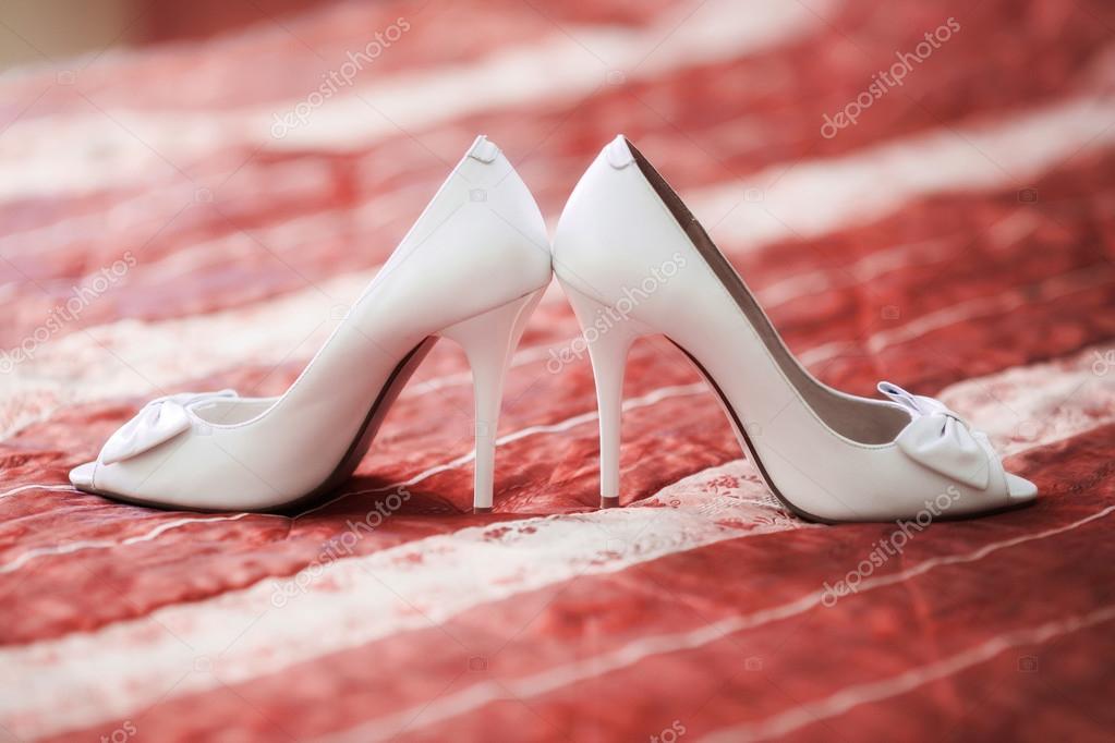 zapatos de novia blanco en sofá rojo. concepto de matrimonio — foto