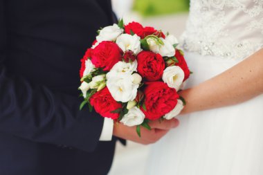 Gelin ve Damat Düğün buket gül tutan