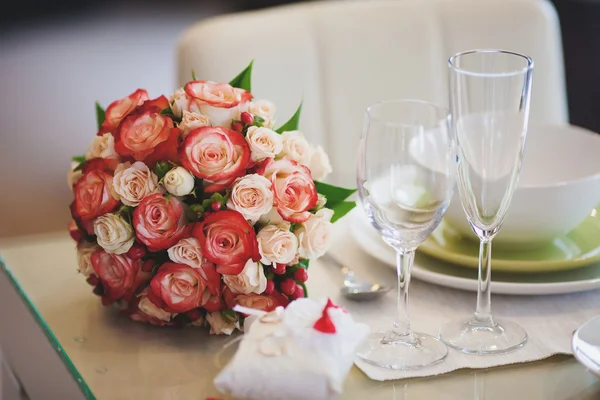 Belo buquê de casamento de rosa e branco rosa na mesa — Fotografia de Stock