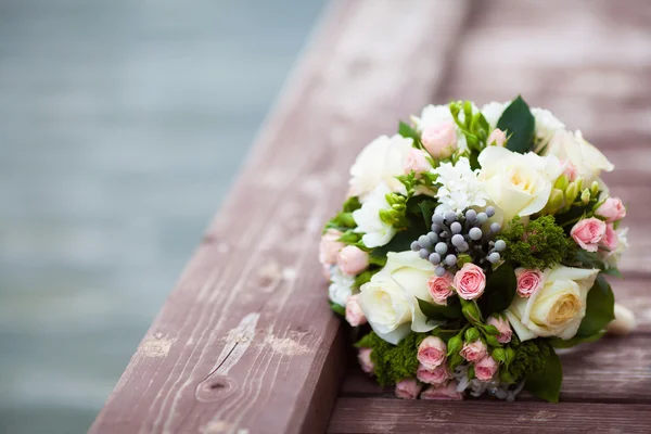 Όμορφη γαμήλια ανθοδέσμη εκλεκτής ποιότητας ξύλινα φόντο. Έννοια του γάμου — Φωτογραφία Αρχείου