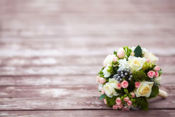 Όμορφη γαμήλια ανθοδέσμη εκλεκτής ποιότητας ξύλινα φόντο. Έννοια του γάμου — Φωτογραφία Αρχείου