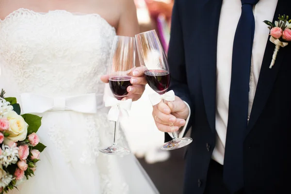 Noiva e noivo segurando vinhedos, close-up. Conceito de casamento — Fotografia de Stock