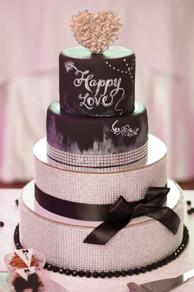 Bolo de casamento de chocolate decorado com fita marrom — Fotografia de Stock