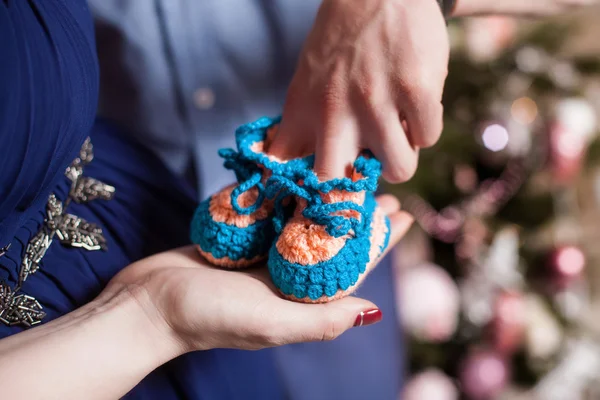 Botas de bebê de malha azul bonito em mãos. Conceito de gravidez — Fotografia de Stock