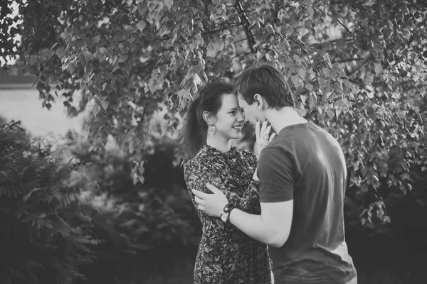 Svartvitt foto. Lyckliga par i kärlek promenader i parken — Stockfoto