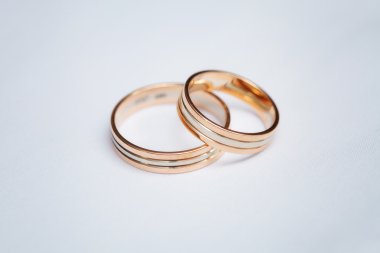 İki güzel alyans beyaz arka planda, yakın çekim