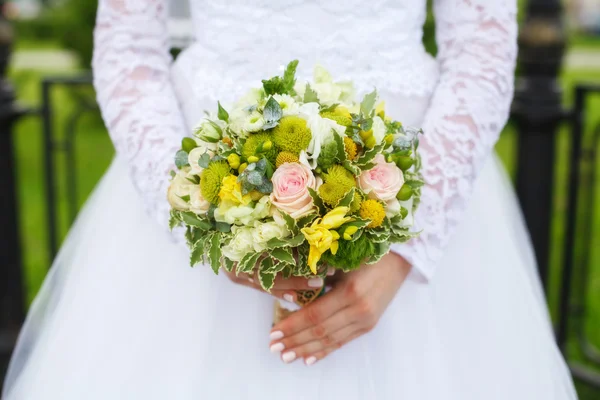Bellissimo bouquet da sposa verde nelle mani della sposa, primo piano — Foto Stock