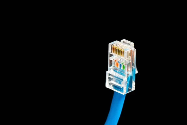 Kék elszigetelt fekete háttér, a számítógép ethernet-kábel közelről — Stock Fotó