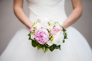 Güzel pembe Şakayık düğün buket gelinin elinde, portre