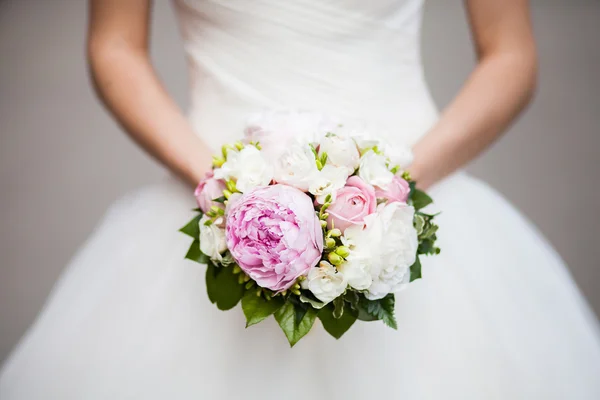 Красивий рожевий півоній весільний букет в руках нареченої, крупним планом — стокове фото