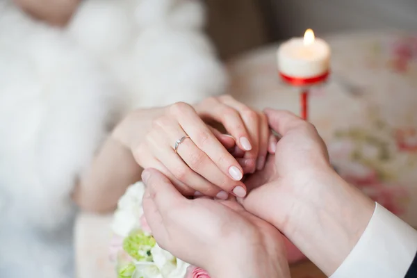 Ženich, drželi se za ruce nevěsty s snubní prsten v restauraci — Stock fotografie