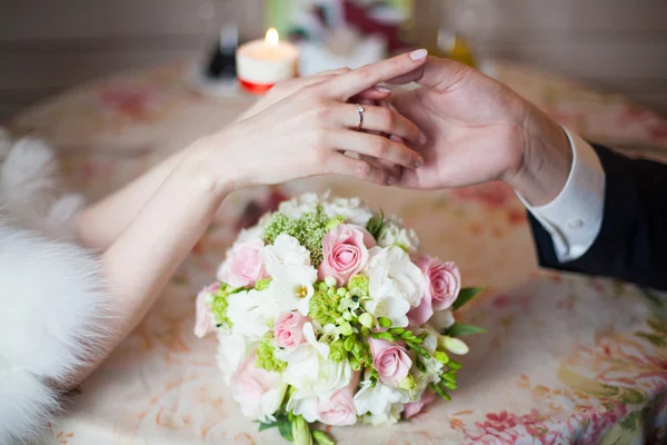 Groom de mãos dadas de noiva com anel de casamento no restaurante — Fotografia de Stock