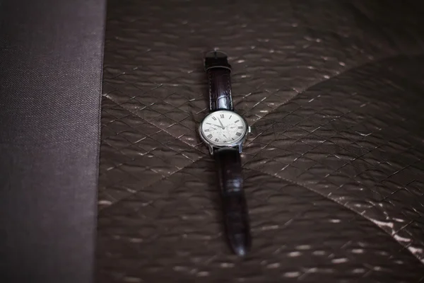 ソファの革ストラップと男性用の腕時計 — ストック写真