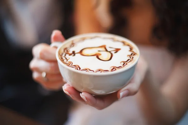 Hands of bride with latte art coffee cup. Selective focus — Stock Photo, Image
