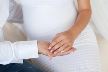 Hamile çift görüntüsü. Holding karısının el koca