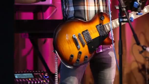 Jovem guitarrista elétrico tocando guitarra, close-up — Vídeo de Stock