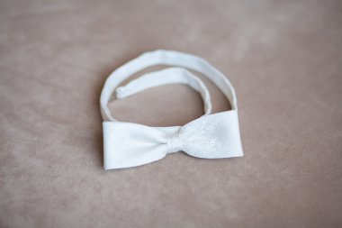 Gri arka plan üzerinde beyaz düğün papyon