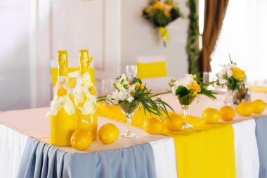 Sarı düğün masa dekorasyonu gelin ve damat için