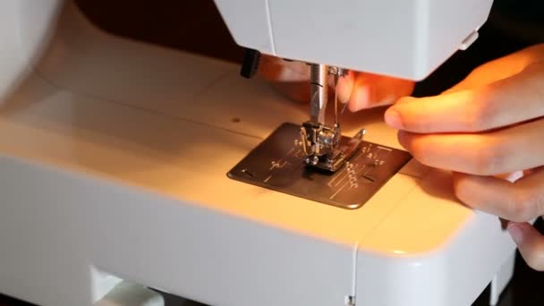 Manos de mujer cosiendo en la máquina de coser. Reparación de cremallera — Vídeo de stock