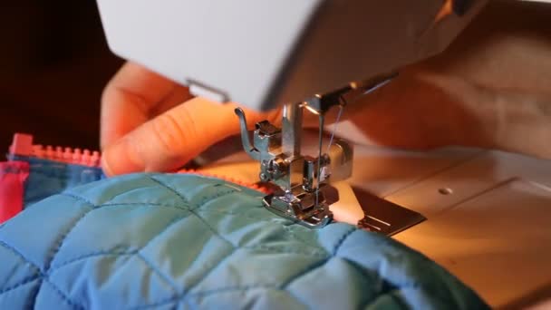 Manos de mujer cosiendo en la máquina de coser. Reparación de cremallera — Vídeos de Stock