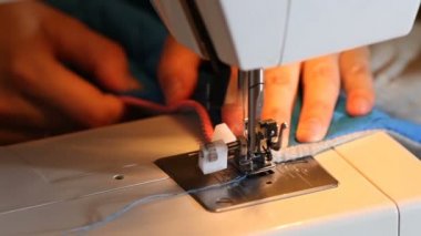 El dikiş makinesi dikiş kadının. Fermuar onarım