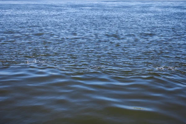 Superficie del agua del río con ondulaciones, fondo abstracto — Foto de Stock
