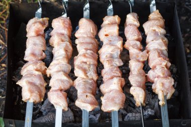Mangal Şiş ile çiğ et mangal üzerinde. Tavuk şiş