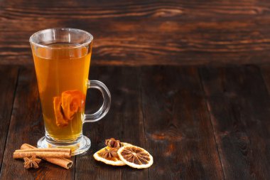 Rustik ahşap zemin üzerine ingridients ile kurutulmuş meyve kompostosu