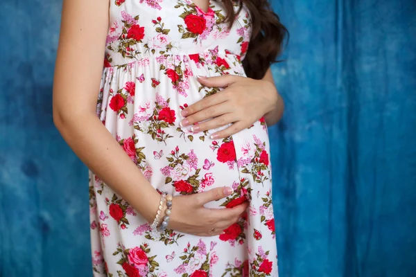 임신부가 손으로 배를 만지는 모습 — 스톡 사진