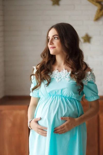 怀孕妇女用手触摸腹部 — 图库照片