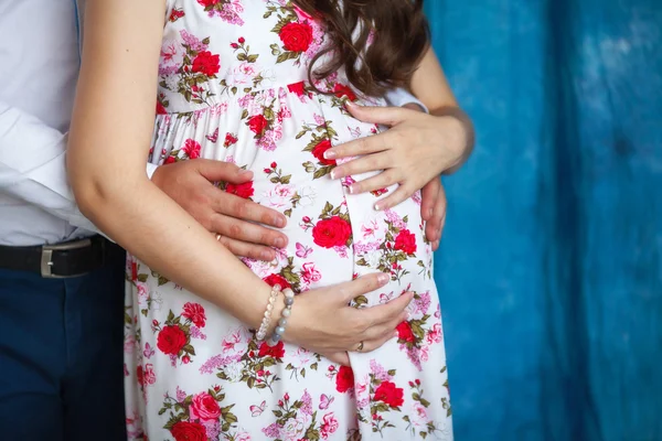 Mulher grávida e seu marido tocando barriga com as mãos — Fotografia de Stock