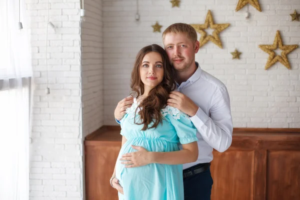 Mulher grávida e seu marido tocando barriga com as mãos — Fotografia de Stock
