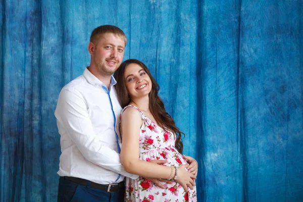 Donna incinta e suo marito toccano la pancia con le mani — Foto Stock