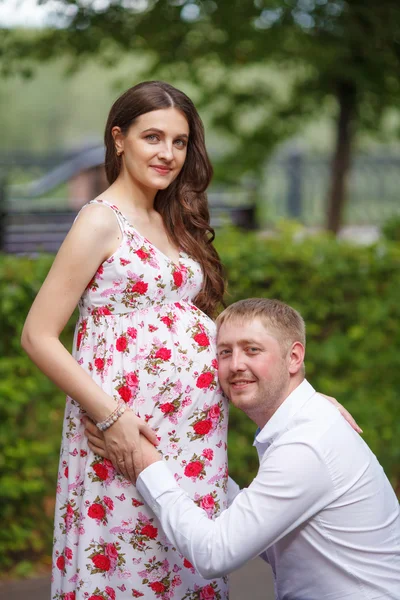 Mulher grávida com marido andando no parque — Fotografia de Stock