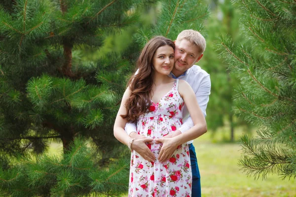 Mulher grávida com marido andando no parque — Fotografia de Stock