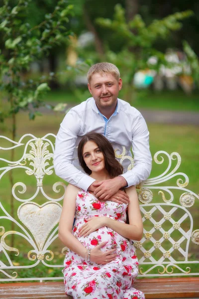 공원에 앉아 남편과 임신 — 스톡 사진