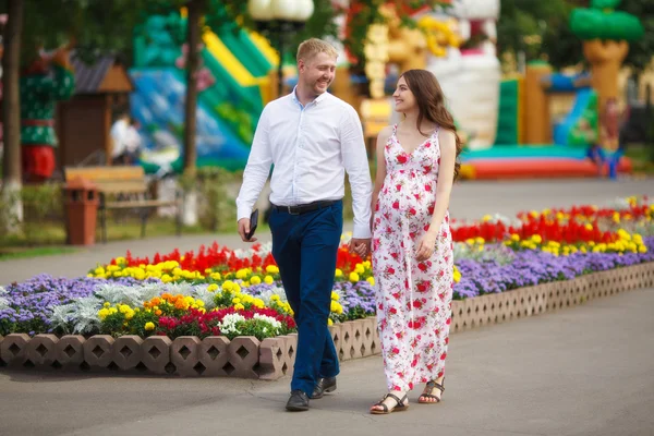 Zwangere vrouw met echtgenoot wandelen in het park — Stockfoto