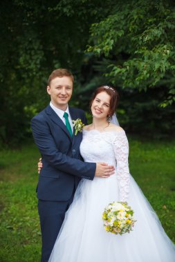 Genç mutlu gelin ve damat onların düğün doğum