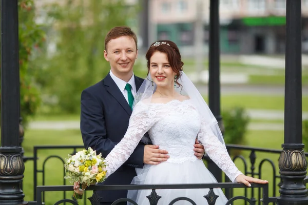 Jovem noiva feliz e noivo em seu casamento — Fotografia de Stock