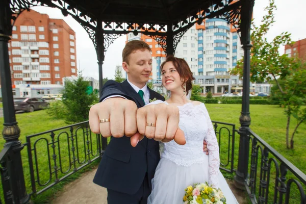 Молодые счастливые невеста и жених на их свадьбе, избирательный фокус — стоковое фото