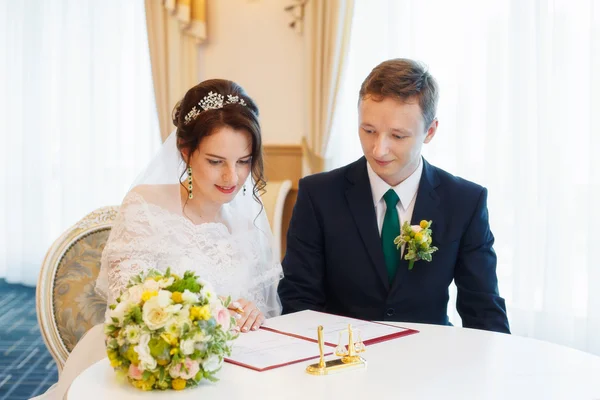 Young happy bride and groom on their wedding — Stock Photo, Image