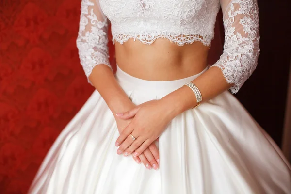 Giovane sposa in abito da sposa. Le mani delle donne — Foto Stock