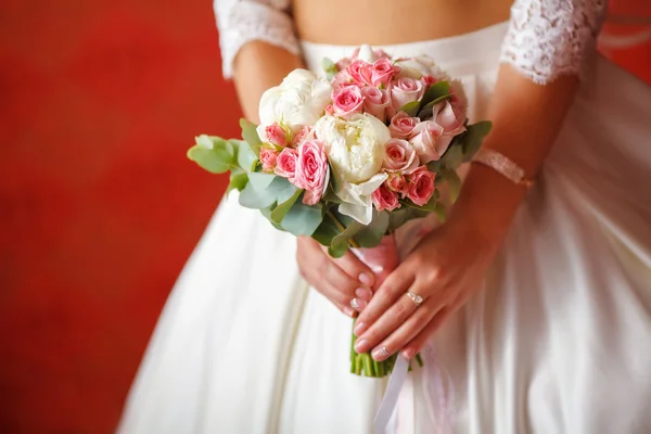 Νύφη στο νυφικό μπουκέτο με παιώνια, τριαντάφυλλα και — Φωτογραφία Αρχείου