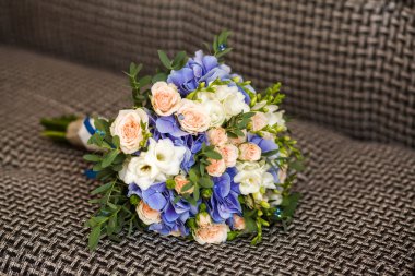 Düğün buketi bej renkli arka plan üzerinde yakın çekim